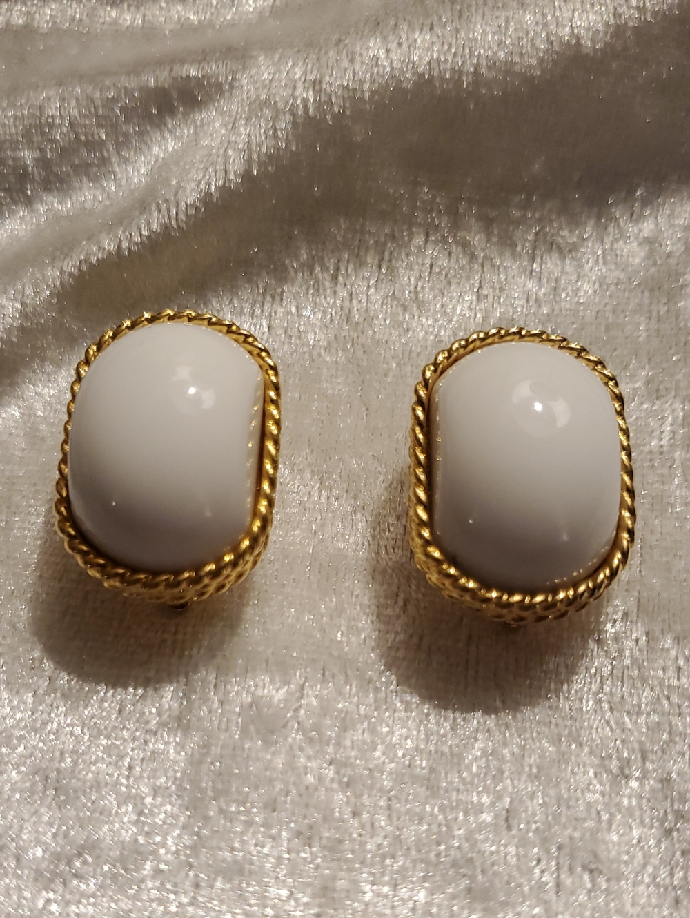 Vintage TRIFARI RECTANGULAR Gold TONE BORDER CLIP ON EARRINGS